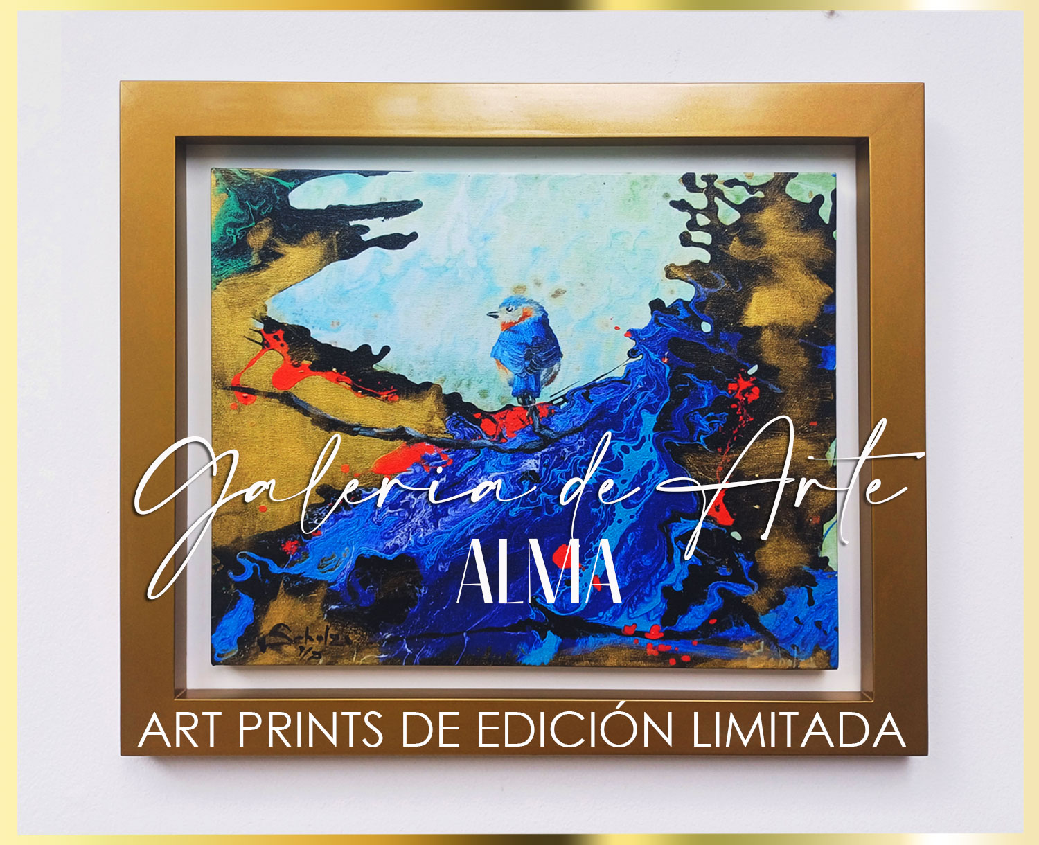 Observamos en la imagen un art print de edición limitada en donde aparece un pájaro azul sobre un fondo abstracto, es una pintura abstracta y moderna en tonos azules, el art print esta enmarcado en un tono dorado, la obra se titula “El pájaro que da cuerda al mundo” del gran artista contemporáneo Aldo Acosta Scholz