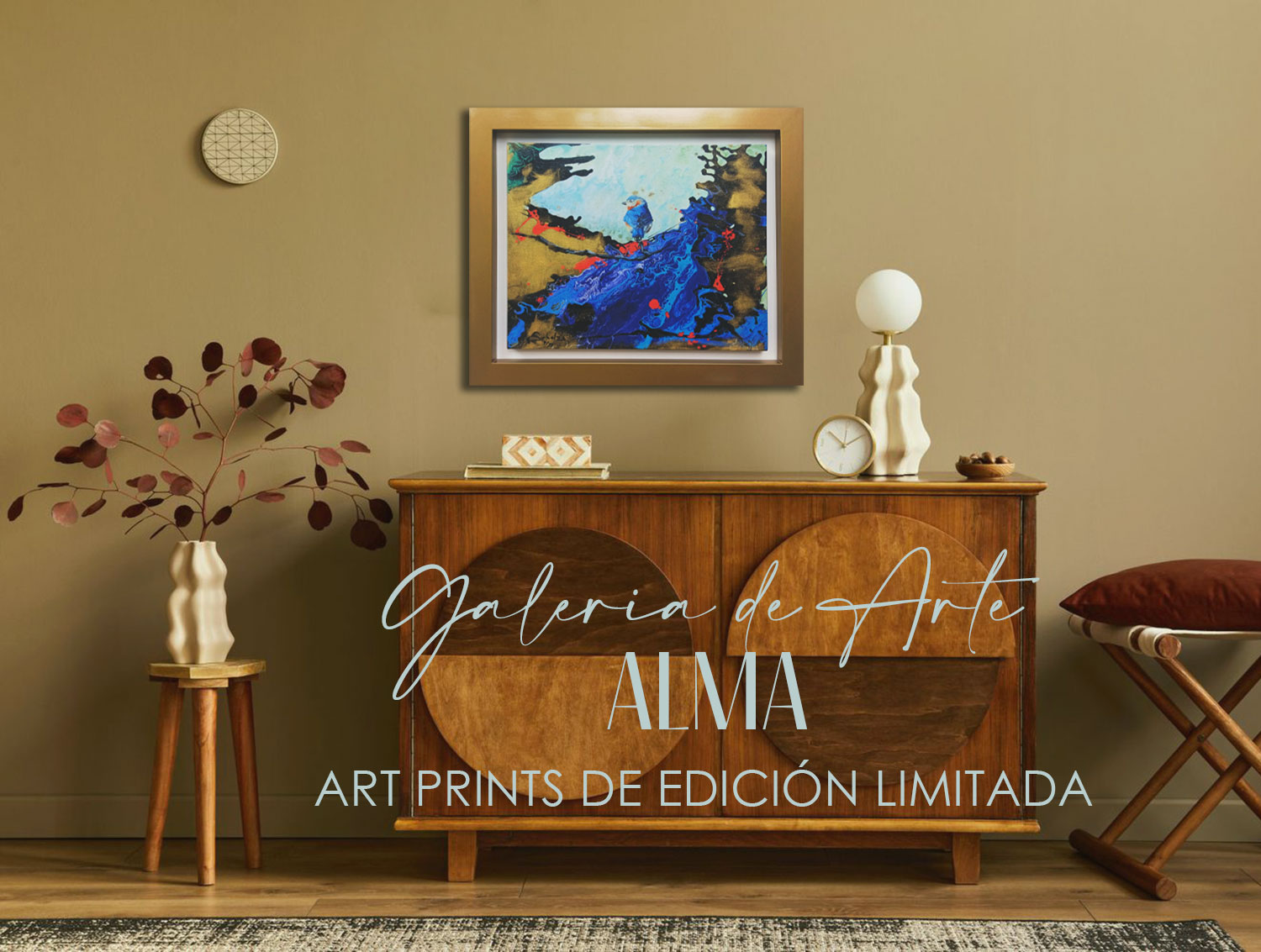 En la imagen observamos un ambiente elegante con una cómoda de madera, sobre ella aprecios algunos cuadros modernos y elegantes que guardan armonía con la decoración, en la imagen hay un texto que señala que estamos en la sección home decor de la galería de arte alma.